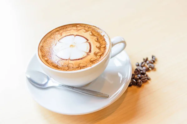 Kopi Cappuccino Panas Dengan Busa Pola Yang Bagus Atas Meja — Stok Foto