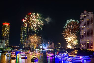 Yeni yıl gerisayım zaman şehirde nehirde havai fişek