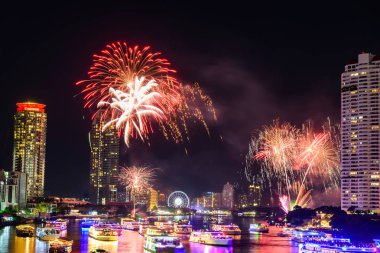 Yeni yıl gerisayım zaman şehirde nehirde havai fişek