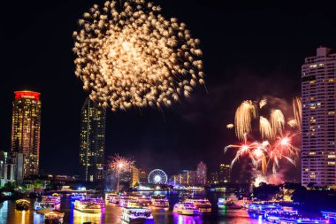 şehir görünümü yansımaları havai fişek ile yüksek bina