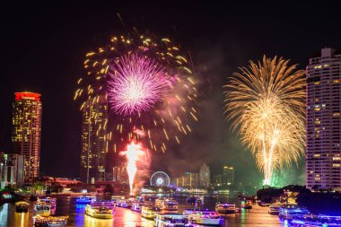 şehir görünümü yansımaları havai fişek ile yüksek bina