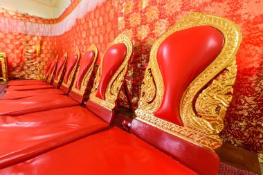Bangkok, Tayland - 23 Ocak, 2019: Tay Budist töreni olayı için Tay rahip kırmızı koltuk