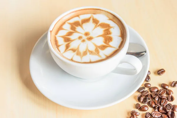 Sıcak Kapuçino Masanın Üzerinde Köpük Desenli Güzel Bir Kahve — Stok fotoğraf