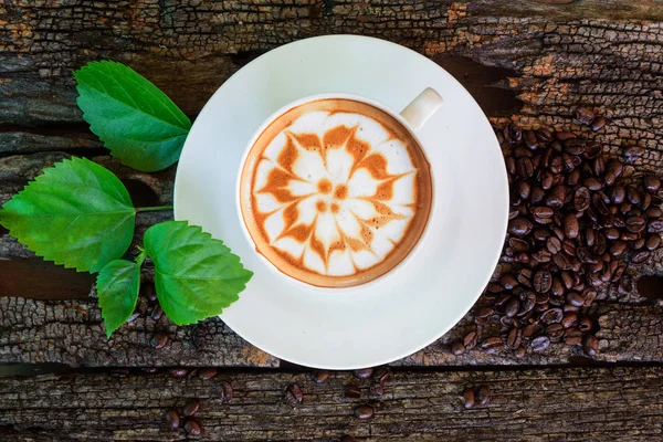 Goršcy Cappuccino Stół Drewna Gorącej Cappuccino Ziaren Kawy Zielonych Liści — Zdjęcie stockowe