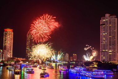 şehir görünümü yansımaları havai fişek ile yüksek bina