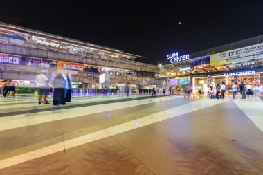 Bangkok, Tayland - 10 Ocak, 2019: bir sürü insan Siam Center Alışveriş Merkezi Tayland yürüyüş