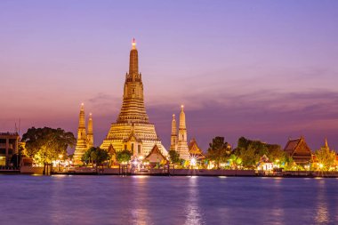 Wat Arun Ratchawararam Ratchawaramahawihan gün batımı zamanında Nehri üzerindeki yansımaları ile