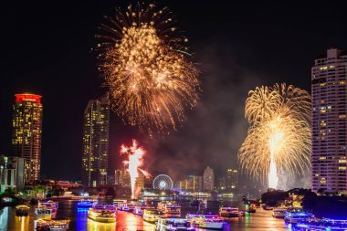 Yeni yıl gerisayım zaman şehirde nehirde havai fişek