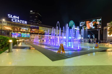 Bangkok, Tayland - 10 Ocak, 2019: Çeşme seyahat Siam Center Alışveriş Merkezi Tayland katında faaliyetleri ile