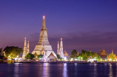 Wat Arun Ratchawararam Ratchawaramahawihan gün batımı zamanında Nehri üzerindeki yansımaları ile