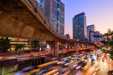 şehirde araba trafik ve gökyüzü tren ışığında bulanıklık