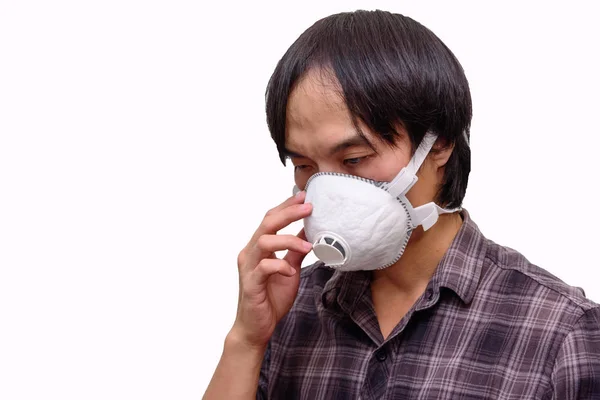 Homem Asiático Usar Máscara Higiênica Para Proteger Pm2 Fundo Branco — Fotografia de Stock