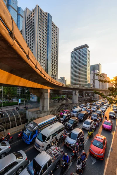 Bangkok Thailand Feb 2019 Massa Bil Trafik Och Sky Train — Stockfoto