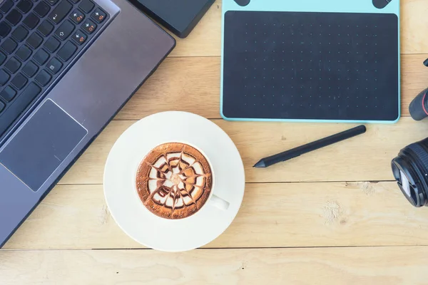 Computergrafik Und Kameragerät Mit Heißem Cappuccino Kaffee — Stockfoto