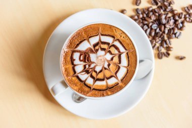 sıcak cappuccino kahve çekirdeği ile güzel süt desenli