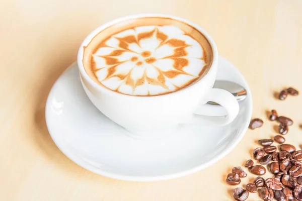 Sıcak Cappuccino Ahşap Masa Sıcak Cappuccino Kahve Çekirdeği Ile — Stok fotoğraf