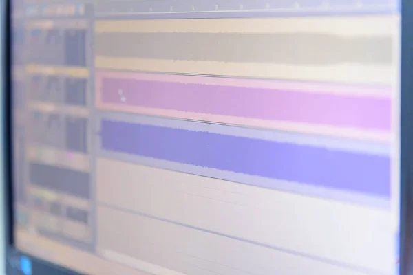 スタジオでのモニター 録音時の音の波ファイル — ストック写真