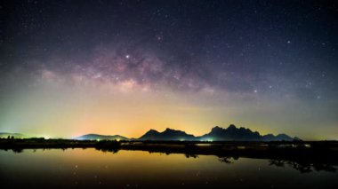 Zaman atlamalı Samanyolu göle gece zamanında yansımaları ile