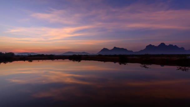 日の出の時間経過 日の出の湖の景色 — ストック動画