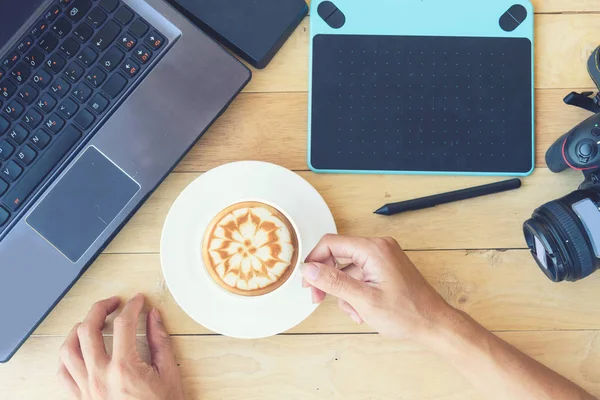 Heißer Cappuccino Mit Schönem Milchmuster Auf Dem Arbeitstisch Büro — Stockfoto