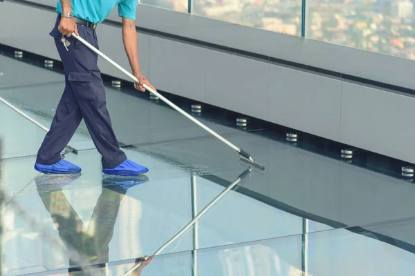 Schoonmaken Van Glazen Vloer Van Hoge Gebouw — Stockfoto