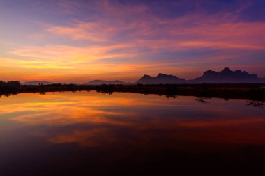 Göl güneş doğarken / Göl Manzaralı gündoğumu zamanında