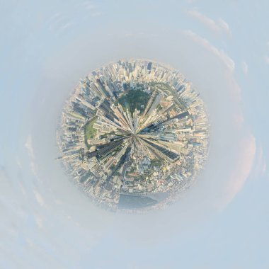 Şehirde yüksek binanın 360 panorama yüksek görünümü