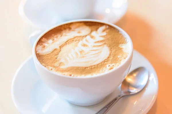 Café Quente Com Espuma Padrão Agradável Mesa — Fotografia de Stock