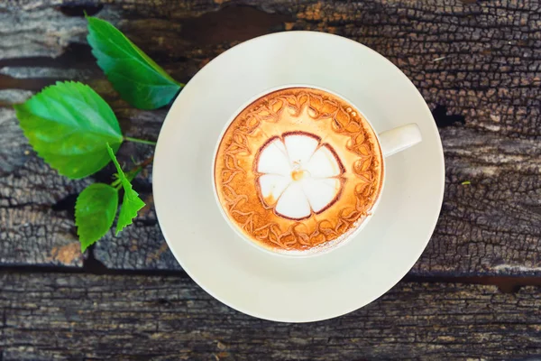 Tampilan Atas Cappuccino Panas Dengan Pola Susu Yang Bagus Piring — Stok Foto