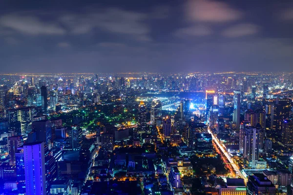 夜の時間でバンコク市内の高いビュー — ストック写真