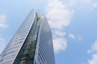 yüksek binanın yukarı açılı görünümü