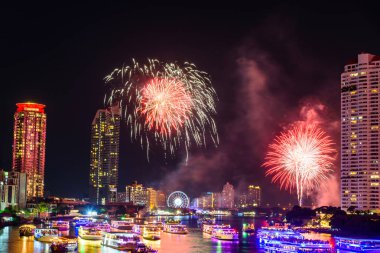 Yeni yıl gerisayım zaman şehirde nehirde havai fişek
