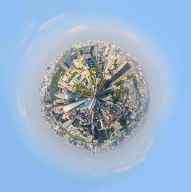 Gün batımı süre şehirde 360 panorama yüksek görünümü / Daire şehir panoraması