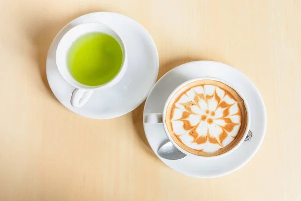 Kopi Cappuccino Panas Dengan Teh Hijau Atas Meja — Stok Foto