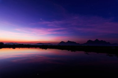 Göl güneş doğarken / Göl Manzaralı gündoğumu zamanında