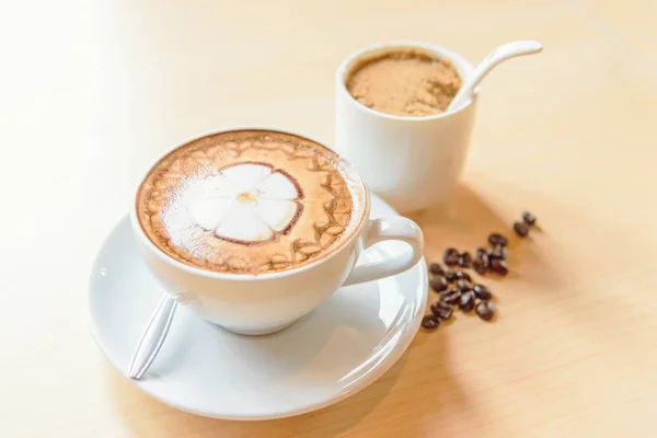 Café Cappuccino Quente Com Espuma Padrão Agradável Mesa — Fotografia de Stock