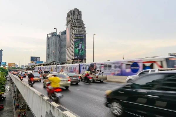 バンコク 2019 バンコクのタクシン橋で車のトラフィックと高い建物 — ストック写真