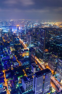 Gece zaman şehir yüksek görünümü