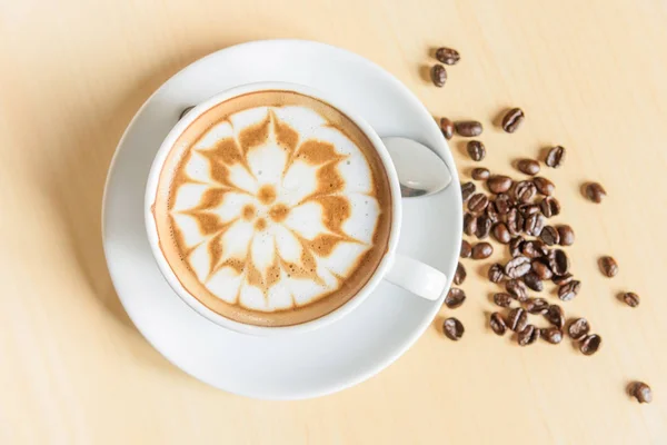 Kopi Cappuccino Panas Dengan Busa Pola Yang Bagus Atas Meja — Stok Foto