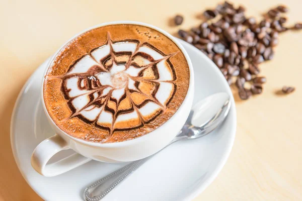 Caffè Caldo Cappuccino Con Bella Schiuma Modello Sul Tavolo — Foto Stock