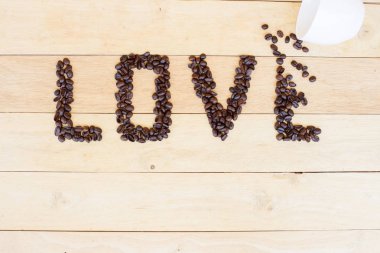 Aşk metin/kahve sevgi için kahve çekirdeği hareket dökün