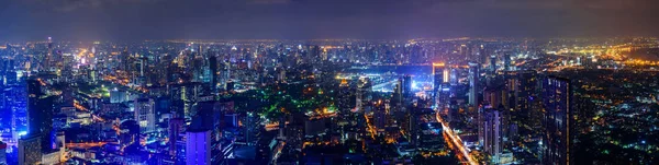 全景高大厦的高看法在城市夜时间 — 图库照片