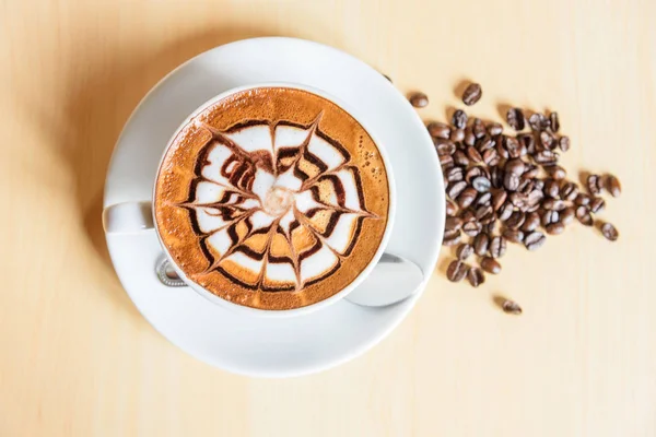 Tampilan Puncak Cappuccino Panas Meja Kayu Cappuccino Panas Dengan Biji — Stok Foto