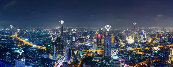 Şehirde wifi / wifi tabelası ve Panorama şehrinde yüksek bina