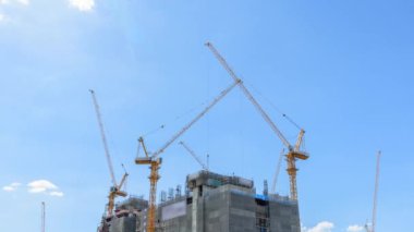 Gün ışığında inşaat binasında Vinç zaman atlamalı