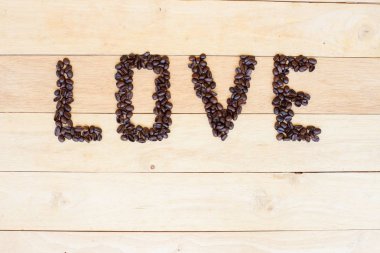 güzel süt desen ve kahve fasulye aşk kelime / sevgi ile kahve ile sıcak kapuçino 