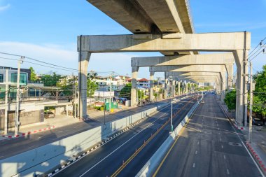 Tünel kavşağında araç trafiğinin yüksek görünümü