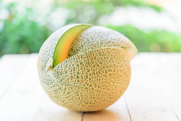 Gebruik Mes Splitsen Sinaasappel Meloen Houten Plaat — Stockfoto