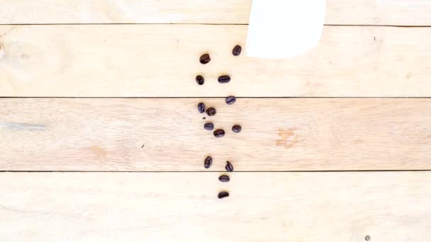 Остановить Движение Кофейных Зерен Сердцебиение Деревянной Тарелке — стоковое видео
