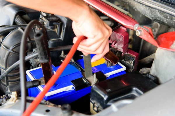 Het Springen Van Auto Batterij Van Oude Auto Opladen Auto — Stockfoto